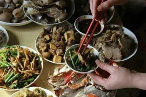 加国老外求助：吃饭时如何阻止中国人给我夹菜？