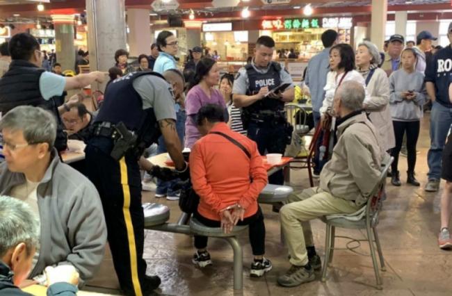 华裔老人往女子脸上泼热汤面临指控，警方回应