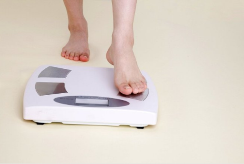 研究：低收入者易用高热量食物纾压 身材较胖