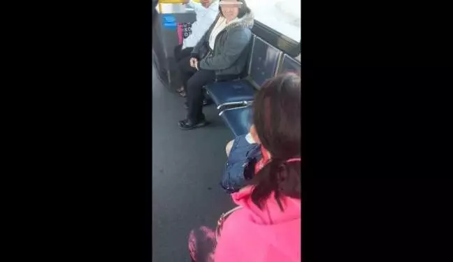 因为不说英文 少女在温哥华公车上被当众打脸