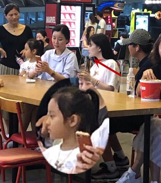 李小璐带女儿看电影 6岁甜馨下巴尖瘦出瓜子脸