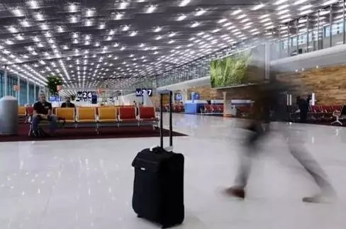 留学生在机场被当恐怖分子，因偷懒不想拿行李