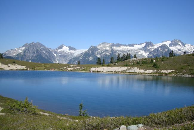 Elfin Lakes：冰川之旅，体验四季景色变换