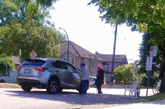 温哥华PNE周边华人居民举牌拉客出租自家停车位
