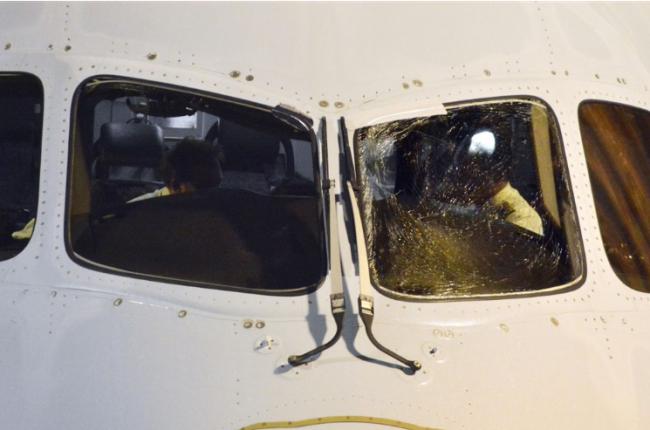 又是波音：飞温哥华航班万米高空挡风玻璃破裂