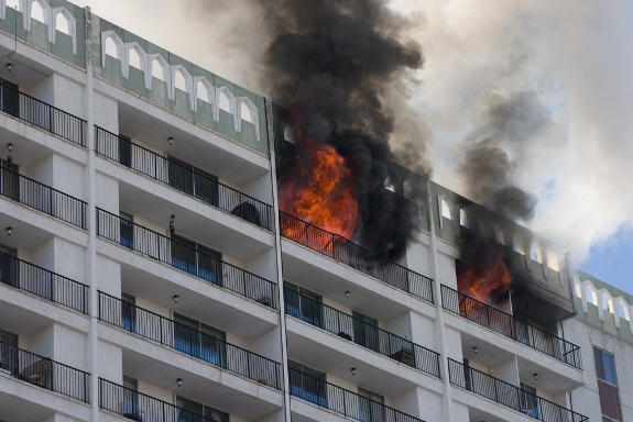一场大火烧了房子但保险公司拒赔 还有天理吗？
