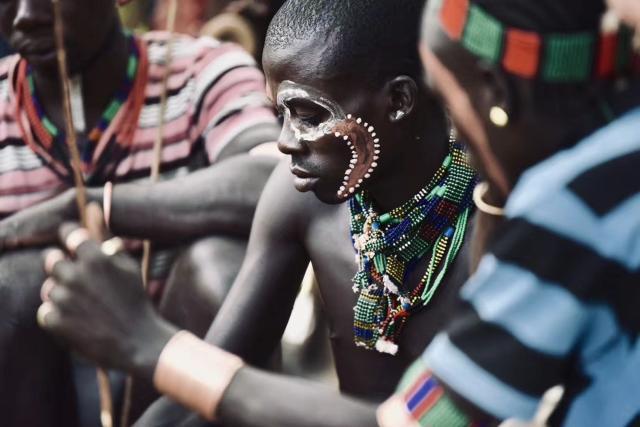 非洲部落“为爱鞭打” 女性为爱伤痕累累