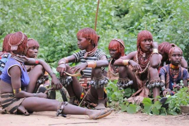 非洲部落“为爱鞭打” 女性为爱伤痕累累