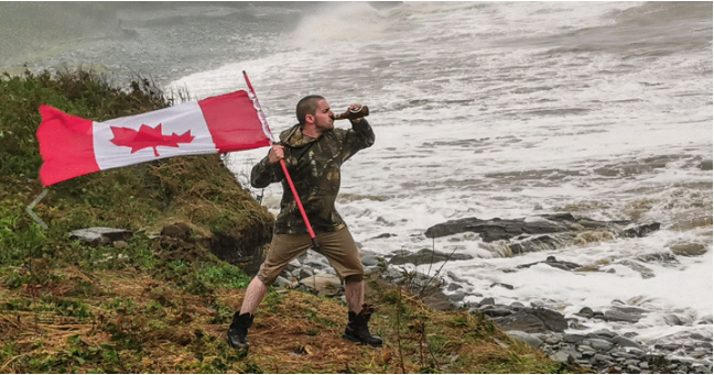 飓风来临时 他扛着加拿大国旗喝着啤酒无畏面对