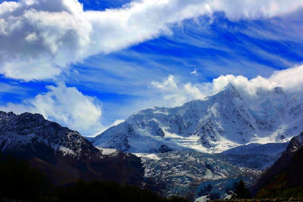 西藏最重要的海洋型冰川 是世界上海拔最低冰川