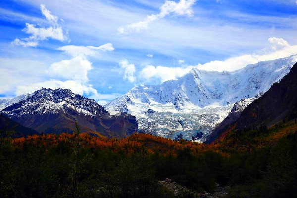 西藏最重要的海洋型冰川 是世界上海拔最低冰川