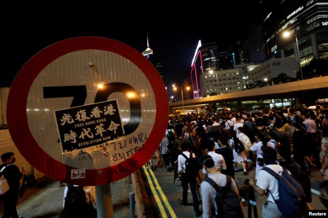 2019年10月4日晚在香港特首宣布将实行禁蒙面法后抗议者聚集在港岛中心地区堵塞道路。