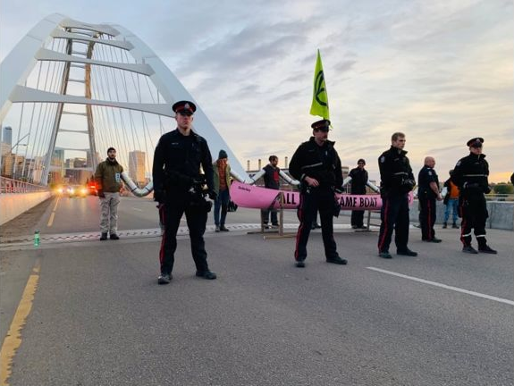 刚刚！多座加拿大大桥被抗议者占领，数十人被捕