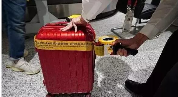 华人回国慌了:下飞机行李已被海关监管 贴上封条
