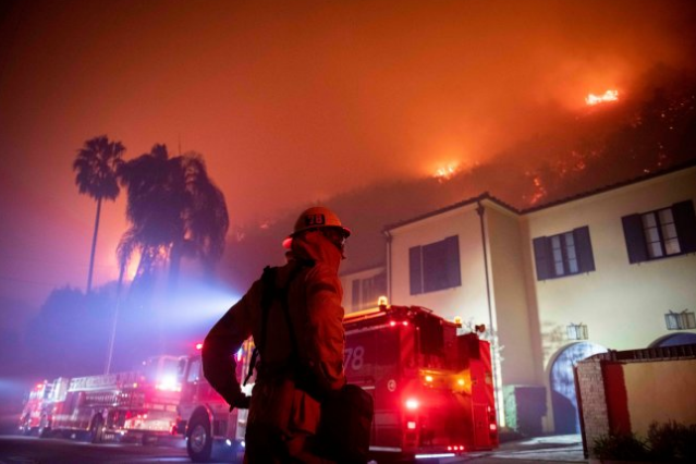 大火蔓延，加州进入紧急状态 亲历者：仿佛地狱