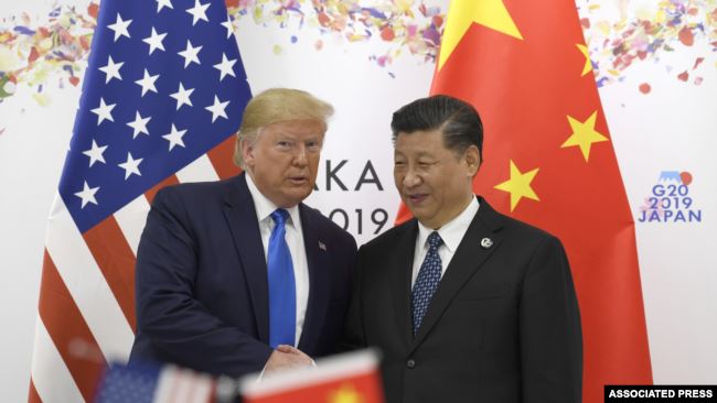2019年6月29日在日本大阪举行的G20领导人峰会期间，美国总统唐纳德·特朗普与中国国家主席习近平合影留念 (路透社资料照片)