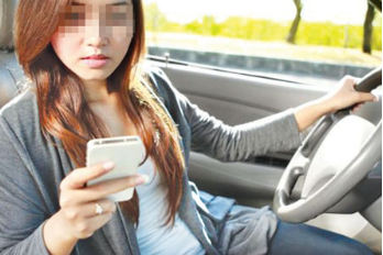 年致8.5万车祸 开车用手机致意外危险增两倍