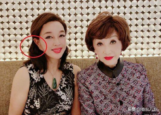 67岁刘晓庆晒自拍耳朵都变形 被网友群嘲P图