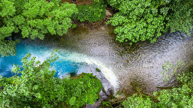 哥斯达黎加神奇变色温泉河 惊奇世界科学家