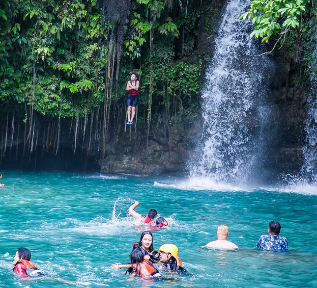 菲律宾超火的极限运动 游客从15米瀑布跳下去