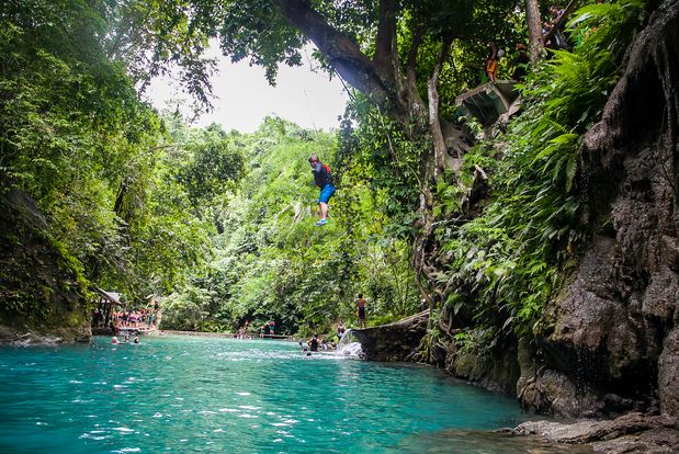 菲律宾超火的极限运动 游客从15米瀑布跳下去