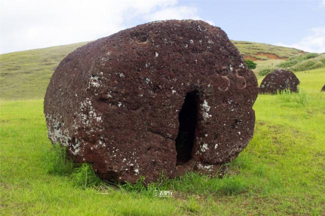 神秘石像巨帽：最重达12吨 千年前如何戴上去？