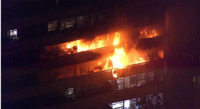 北约克高层建筑突发5级大火 至少700住户受影响