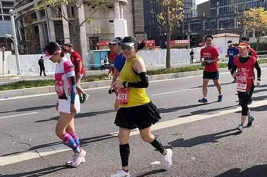 中国40岁孕妇怀胎八月跑完全马：孕期都跑三个了