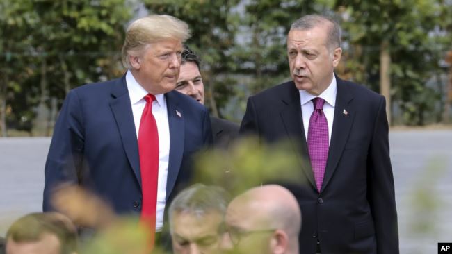 美国总统川普与土耳其总统埃尔多安在北约峰会上（2018年7月11号 资料照）