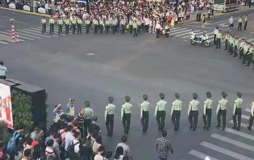 中国最安全的步行街 需要武警24小时站岗