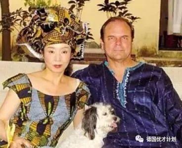 远嫁美国收获幸福，她是中国最风骚女作家，《芳华》背后的大功臣