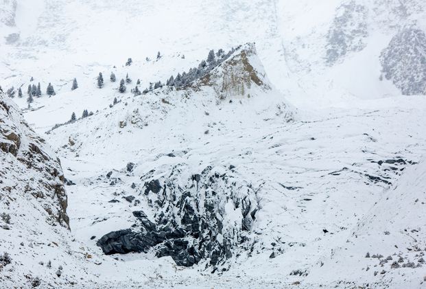 中国唯一的黑色冰川 每年都会雪崩场面十分壮观