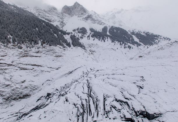 中国唯一的黑色冰川 每年都会雪崩场面十分壮观