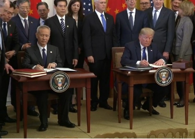 中美正式签署第一阶段贸易协议 川普称将访华