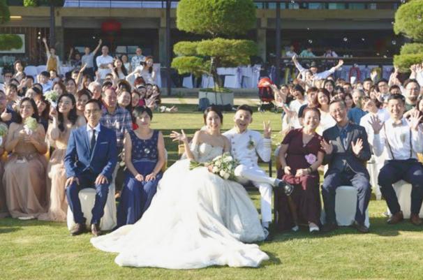 37岁男星与小7岁女友官宣结婚 婚礼现场简陋