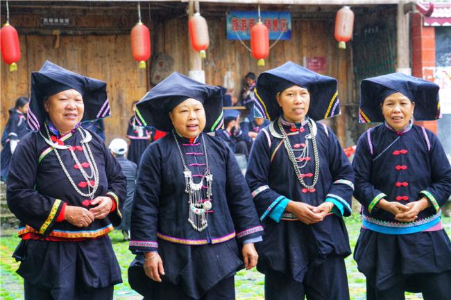 广西最神秘的山寨 整个民族都爱穿黑色衣服