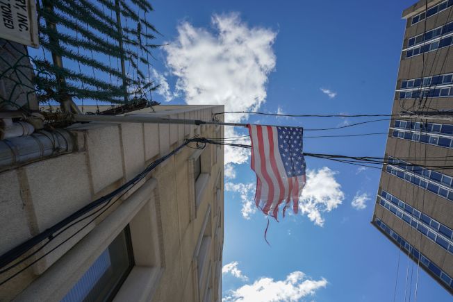 這次新冠疫情把美國衝擊得千瘡百孔，圖為布魯克林一家醫院懸掛的星條旗。(Getty Images)
