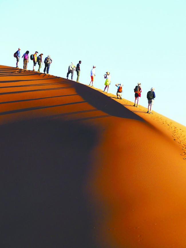 在纳米比亚攀登世界最高沙丘