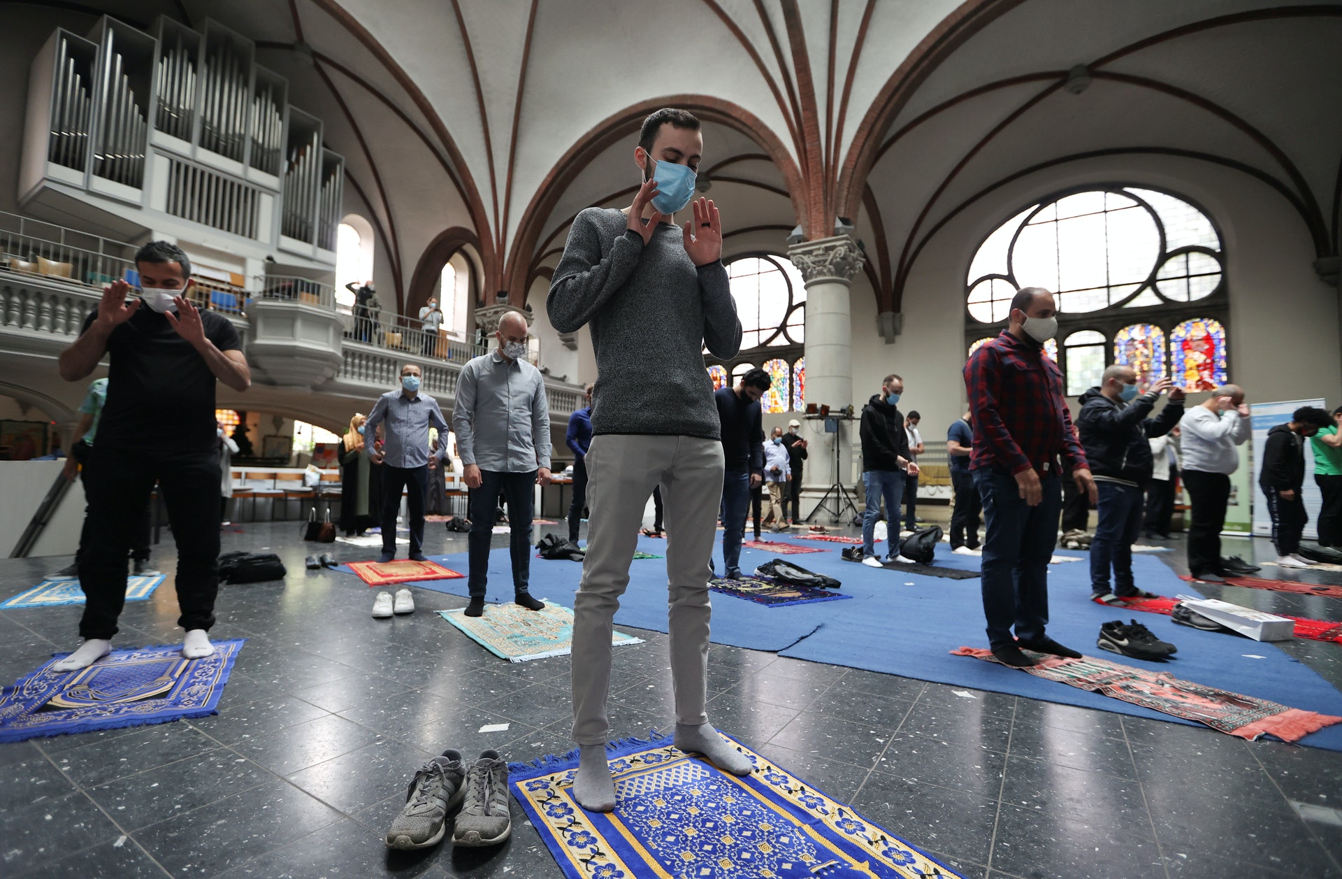 新型冠狀病毒肺炎：德國教堂重開後，為遵守社交疏離規則，讓信眾站在相隔一定距離進行禮拜。攝於5月22日的柏林一個穆斯林教堂。（Reuters）