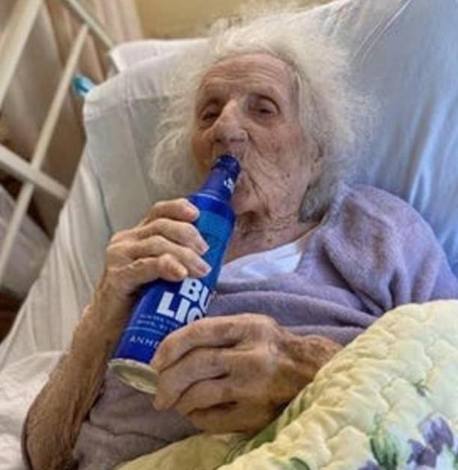八仙过海！全球人民与“病毒”战斗，103岁老人康复