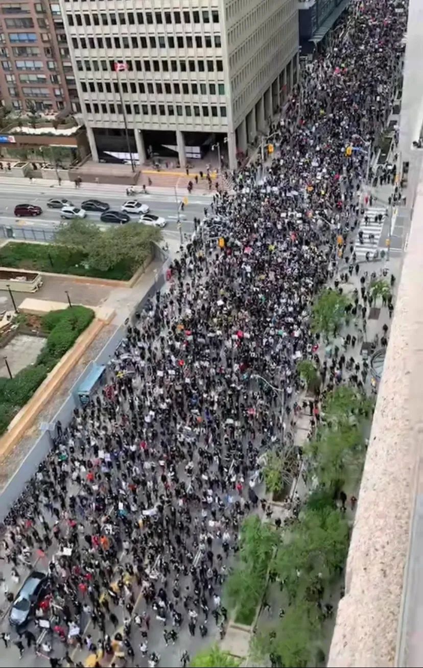 刚刚! 成千上万人走上多伦多街头示威游行! 不是因为美国!