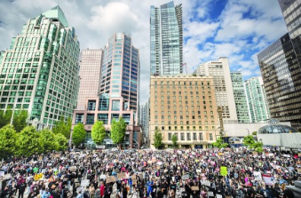 温哥华超3500人游行蒙特利尔示威酿警民冲突