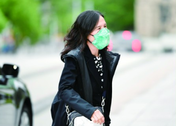 加拿大首席医疗官带上绿口罩 呼吁示威保持身体距离