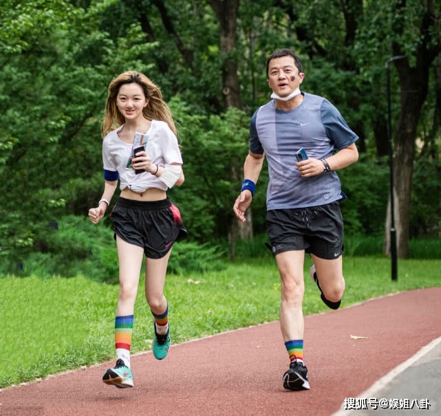 李亚鹏和女儿一起跑步 14岁李嫣高过爸爸肩膀