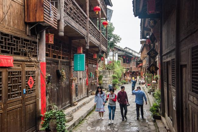 中国最不适合骑车的古镇 街上看不到单车