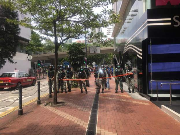 香港七一游行300人被拘，9人涉违新法
