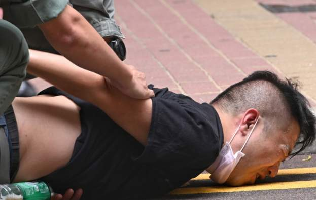香港七一游行300人被拘，9人涉违新法