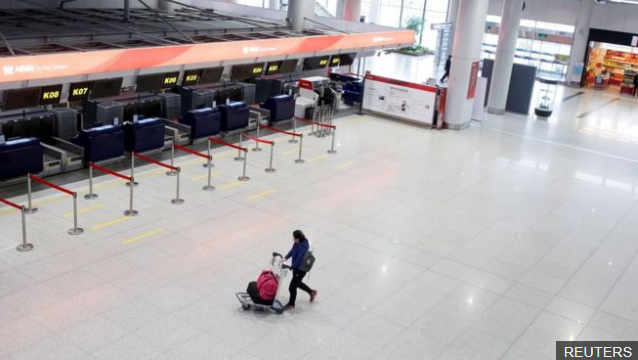 十余中国人被困香港机场 中联办:港人治港管不了