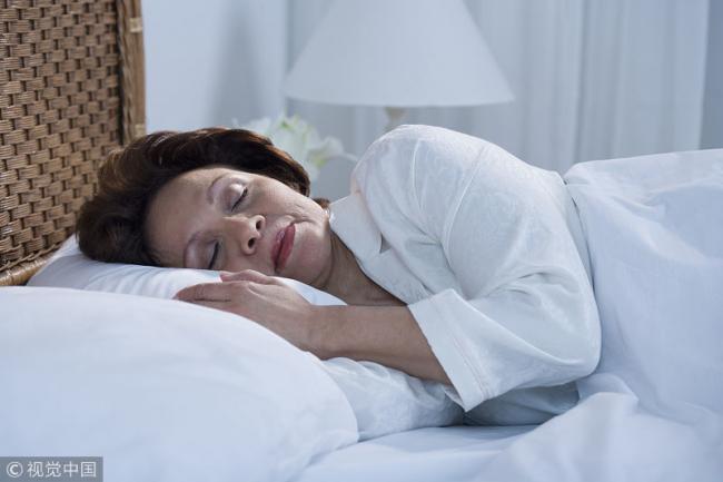 老年人要提高睡眠质量 或有2个办法