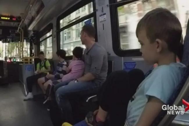 大温奶爸训练5个宝宝自己独立乘公交 被路人举报